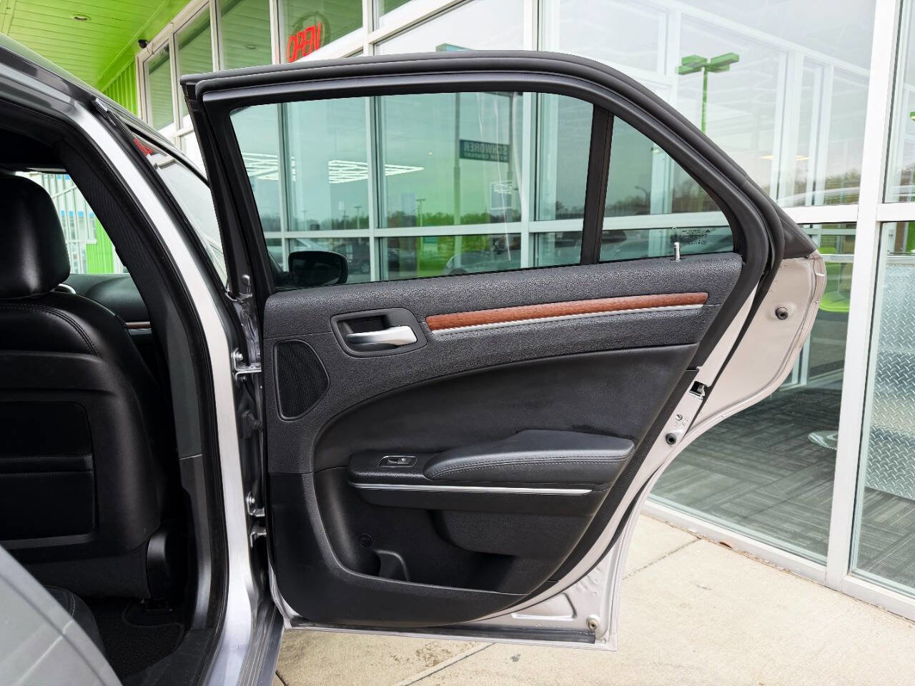 Used 2017 Chrysler 300 C Platinum image 50