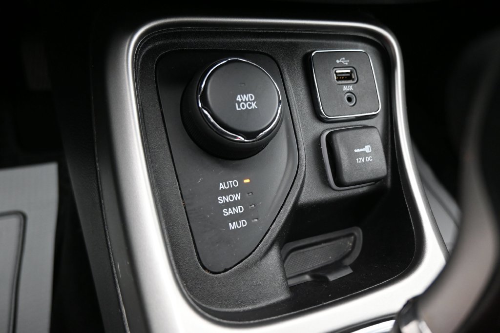 Used 2017 Jeep Compass Latitude w/ Popular Equipment Group AWD/4WD image 22