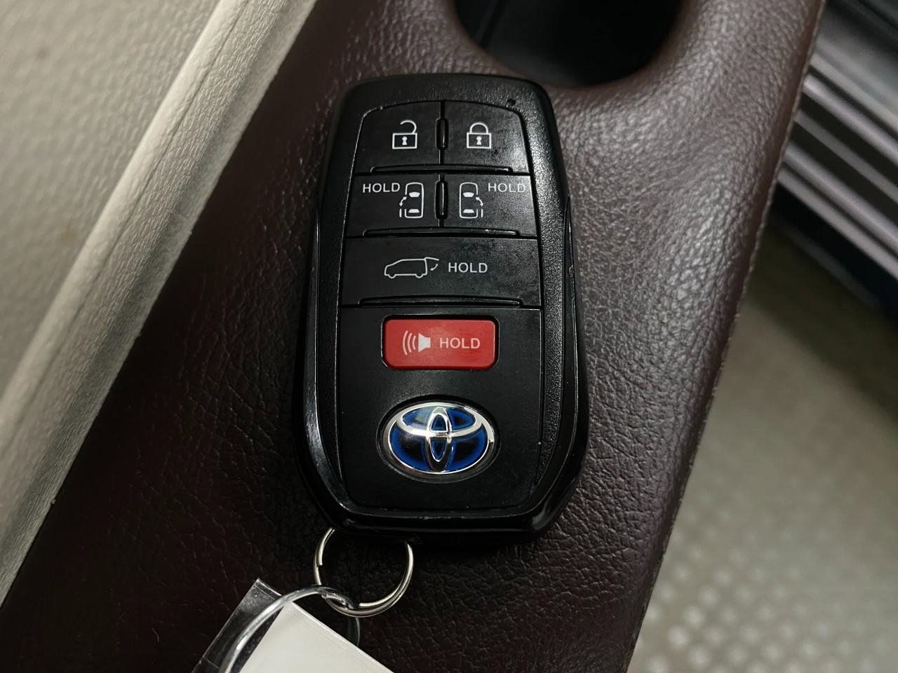 Used 2021 Toyota Sienna Platinum AWD/4WD image 34
