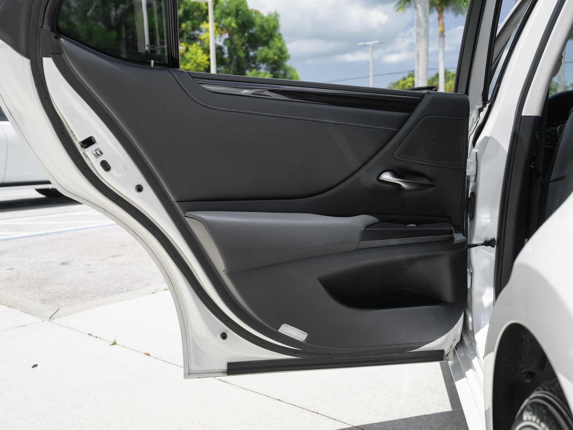 Used 2020 Lexus ES 300h w/ Premium Package FWD image 34