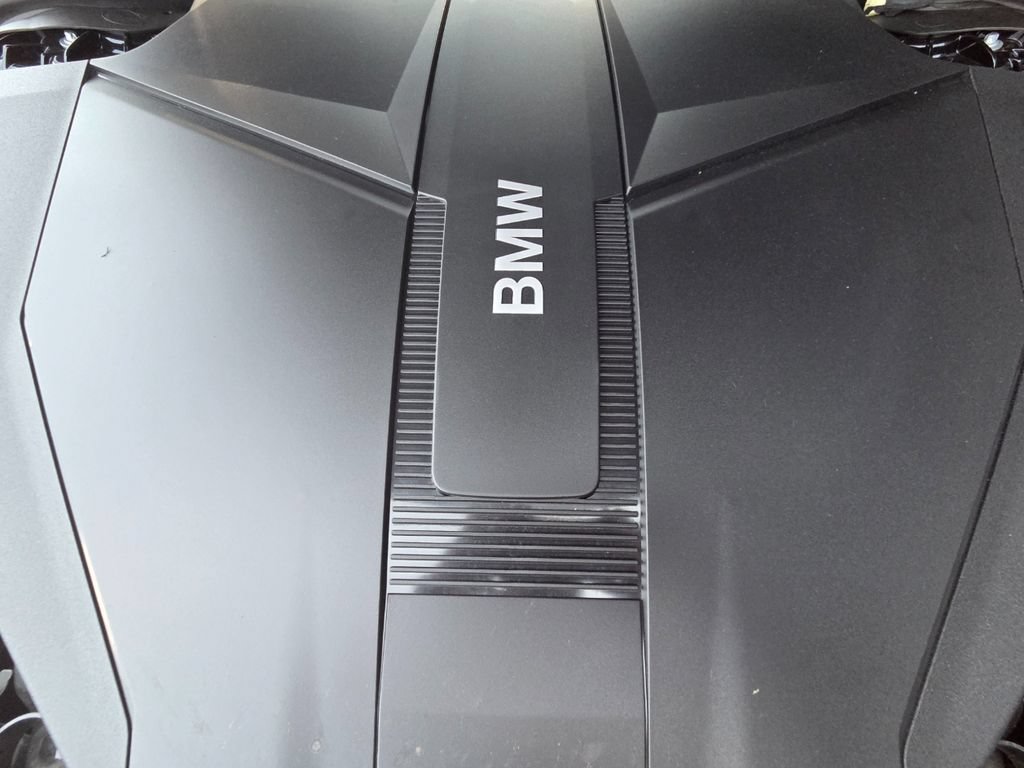 Used 2025 BMW i7 xDrive60 AWD/4WD image 32