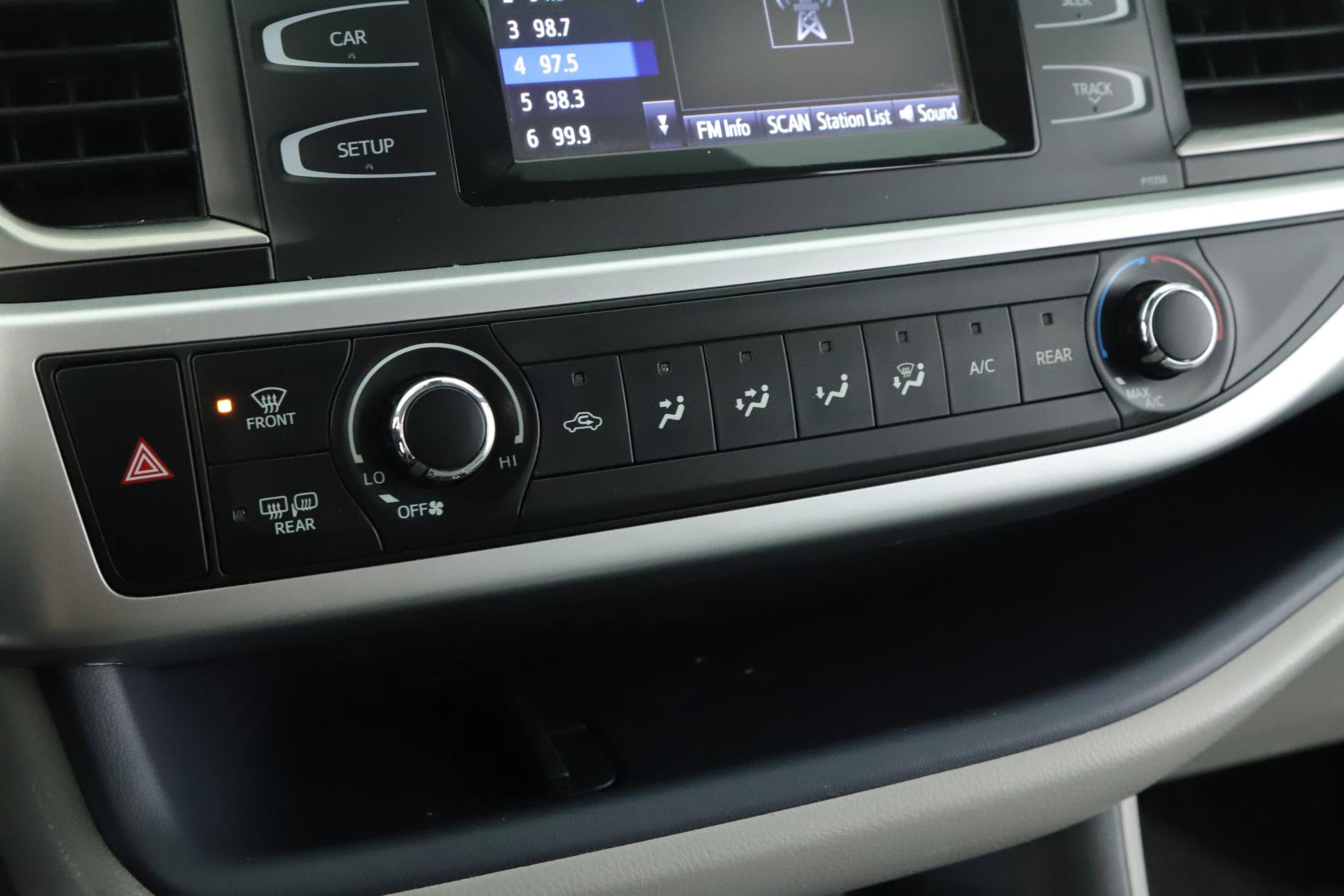 Used 2018 Toyota Highlander LE AWD/4WD image 13
