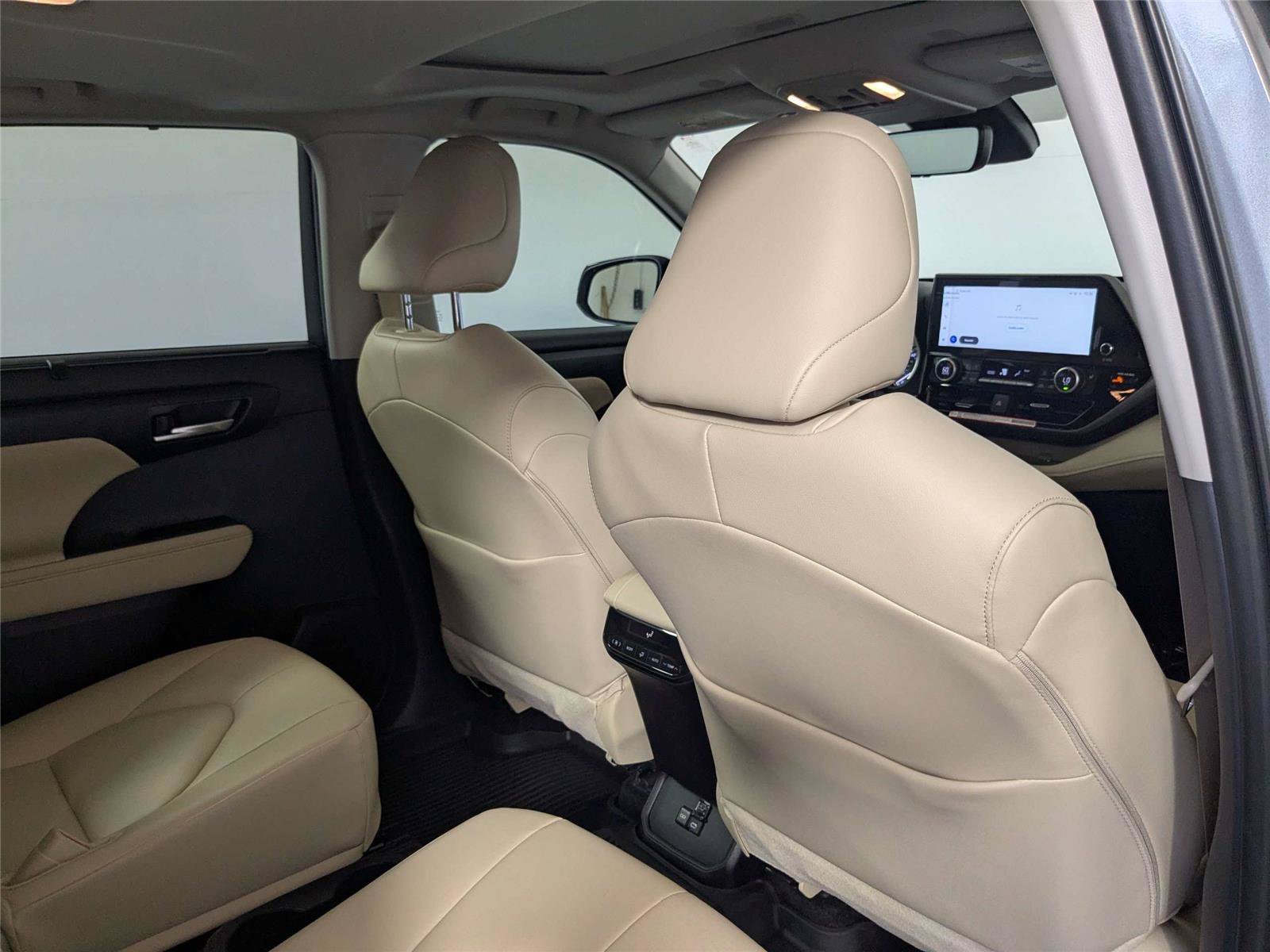 Certified 2025 Toyota Highlander XLE FWD image 31
