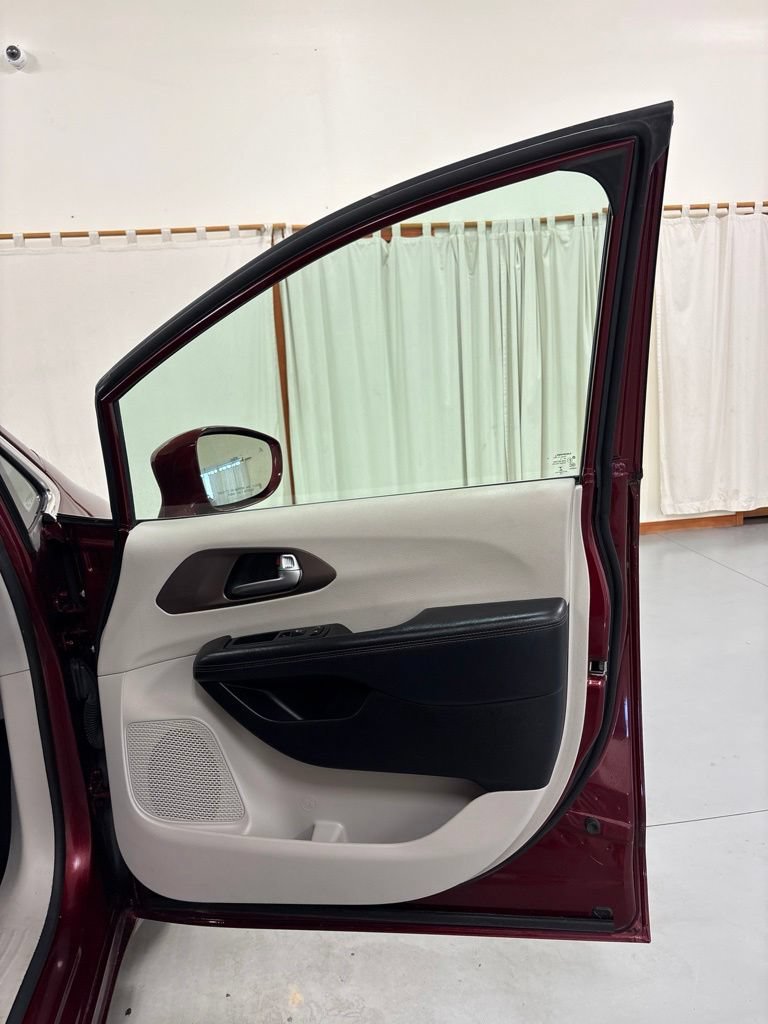 Used 2019 Chrysler Pacifica Touring-L FWD image 29