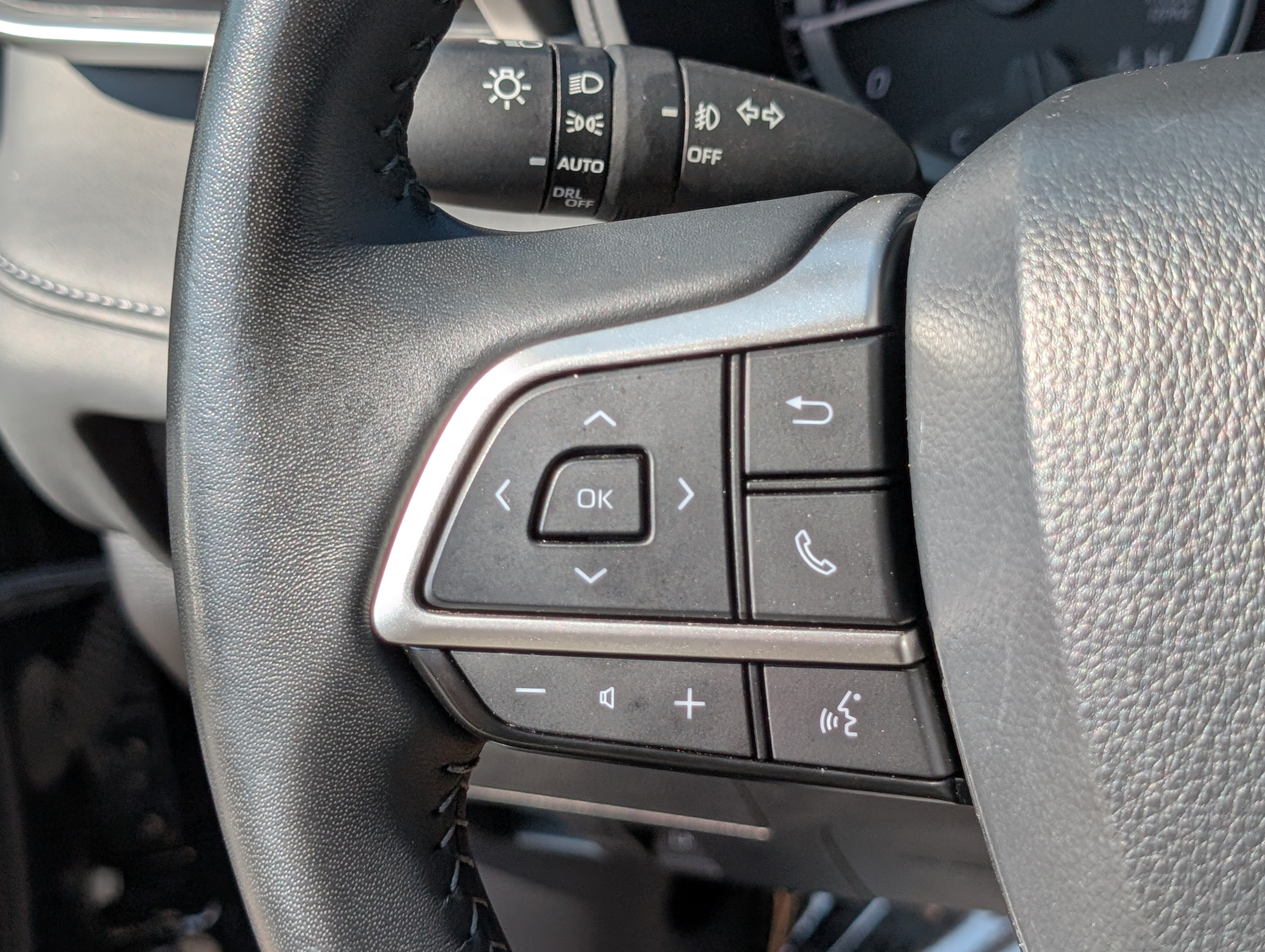 Used 2025 Toyota Highlander LE AWD/4WD image 23