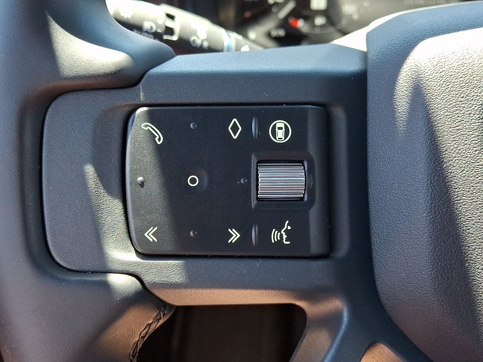 Used 2025 Land Rover Defender 110 X-Dynamic SE AWD/4WD image 29