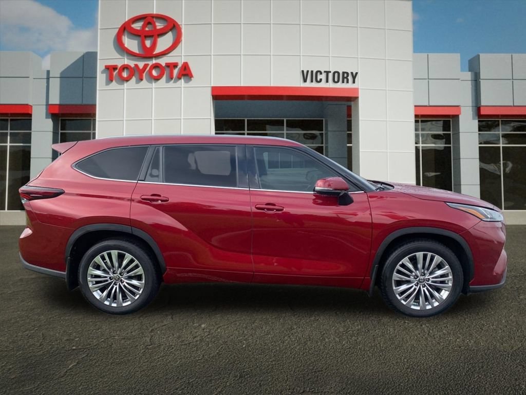 Used 2025 Toyota Highlander Platinum AWD/4WD image 2