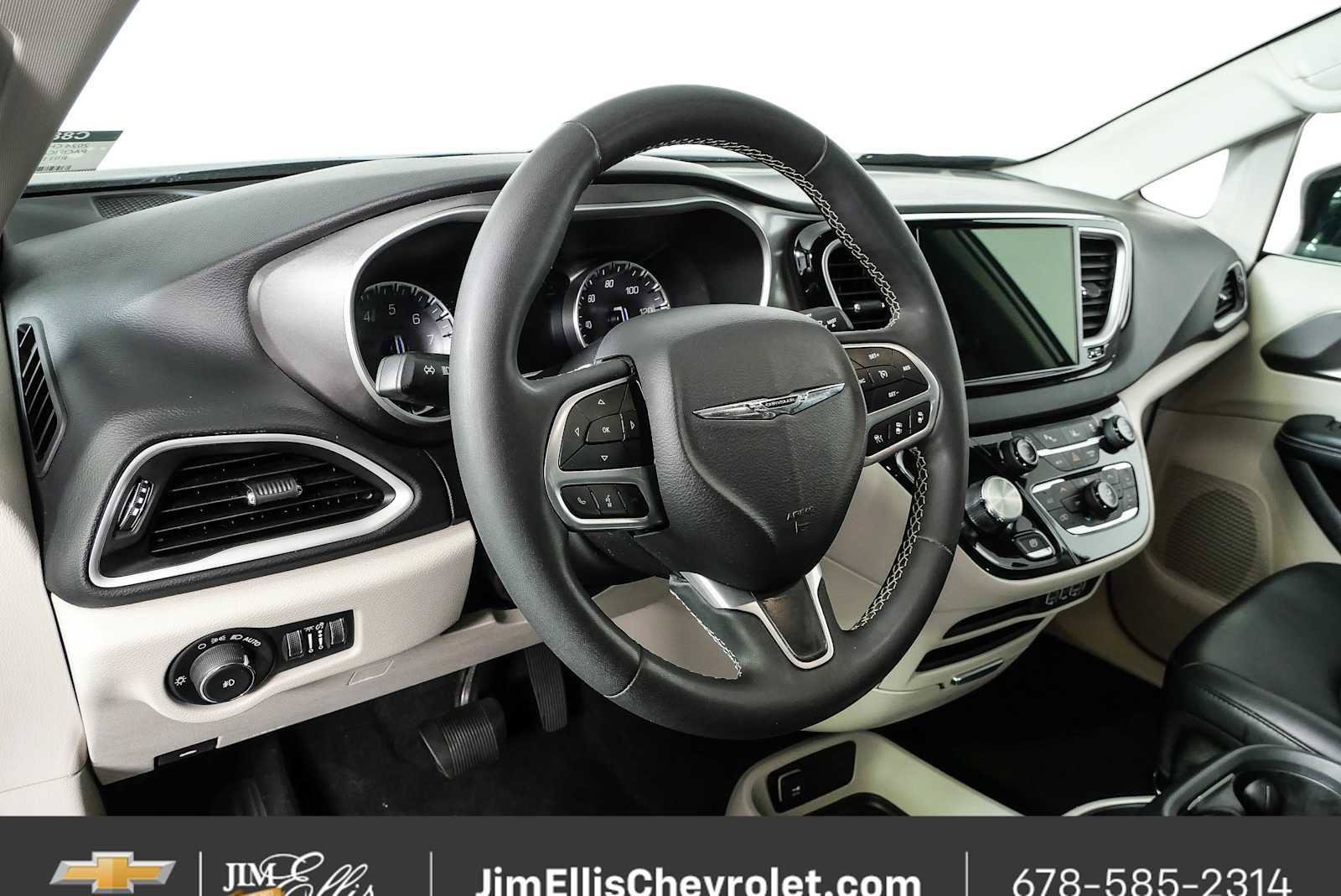 Used 2024 Chrysler Pacifica Touring-L FWD image 4
