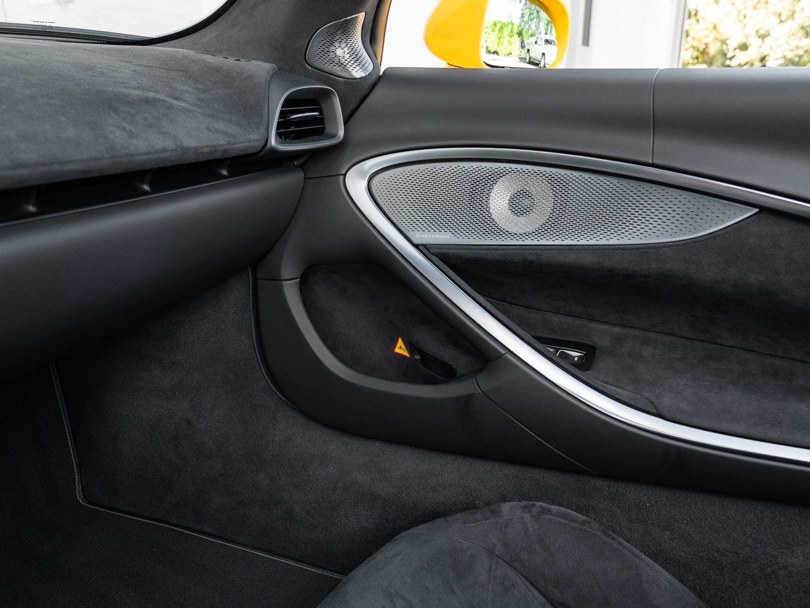 Used 2025 McLaren Artura Spider image 32