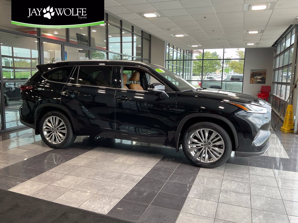 Used 2024 Toyota Highlander Platinum AWD/4WD image 1