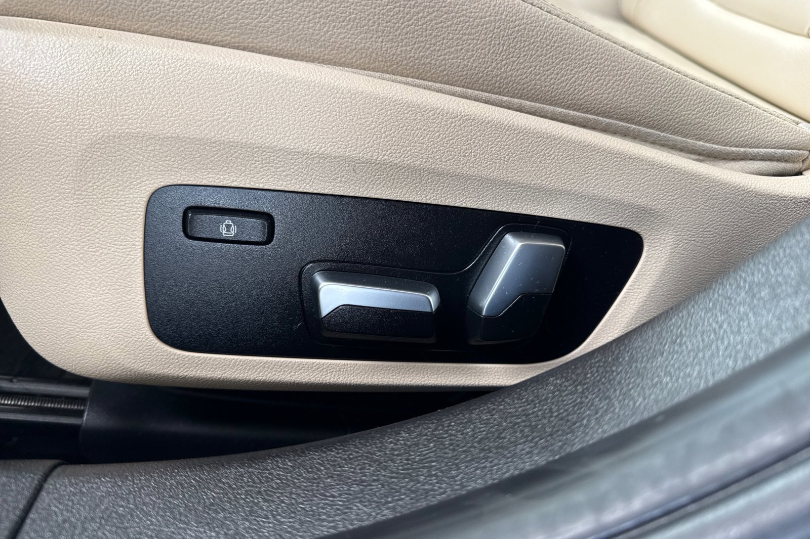 Used 2019 BMW 330i Sedan w/ Driving Assistance Package image 14