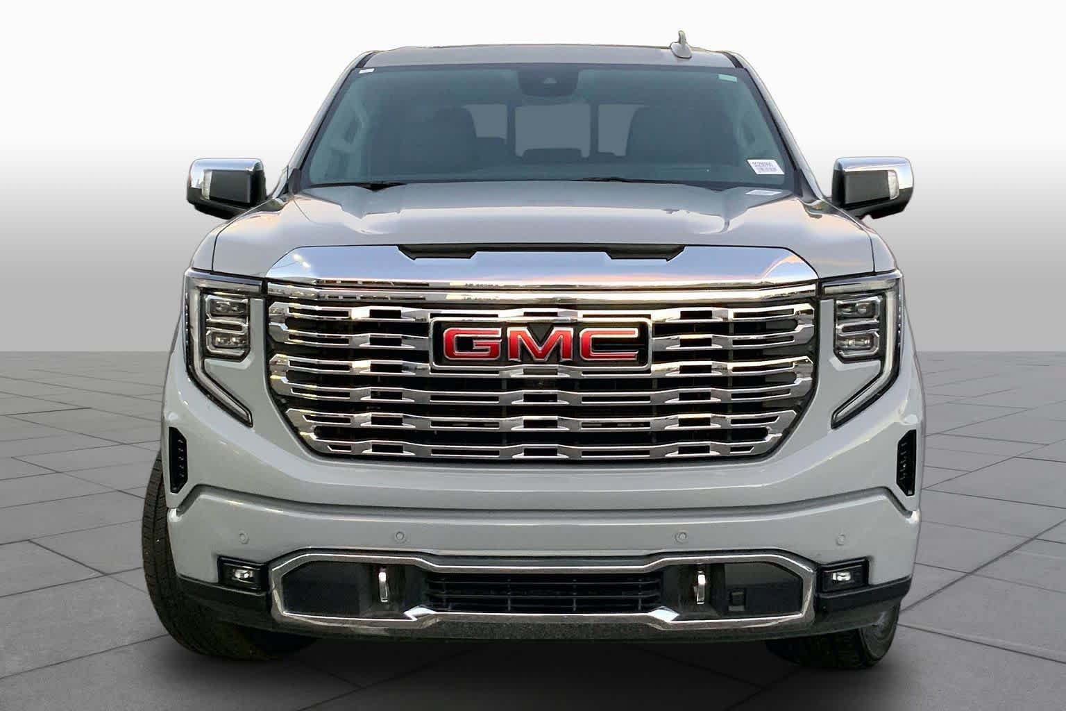 Used 2025 GMC Sierra 1500 Denali w/ Technology Package AWD/4WD image 4