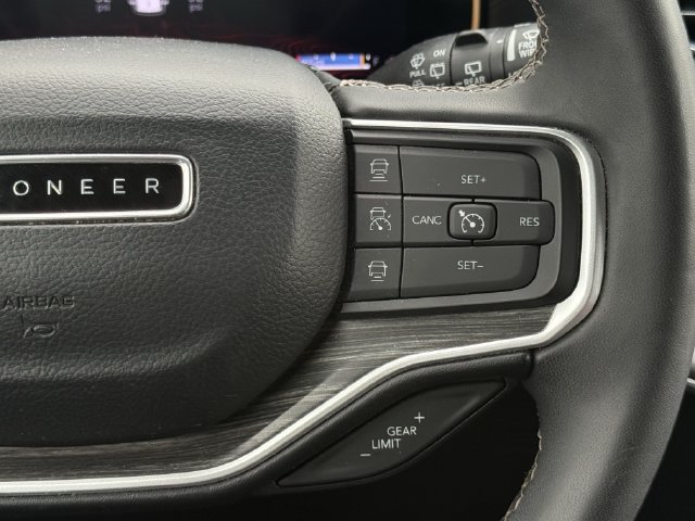 Used 2024 Jeep Wagoneer L Series II RWD image 16