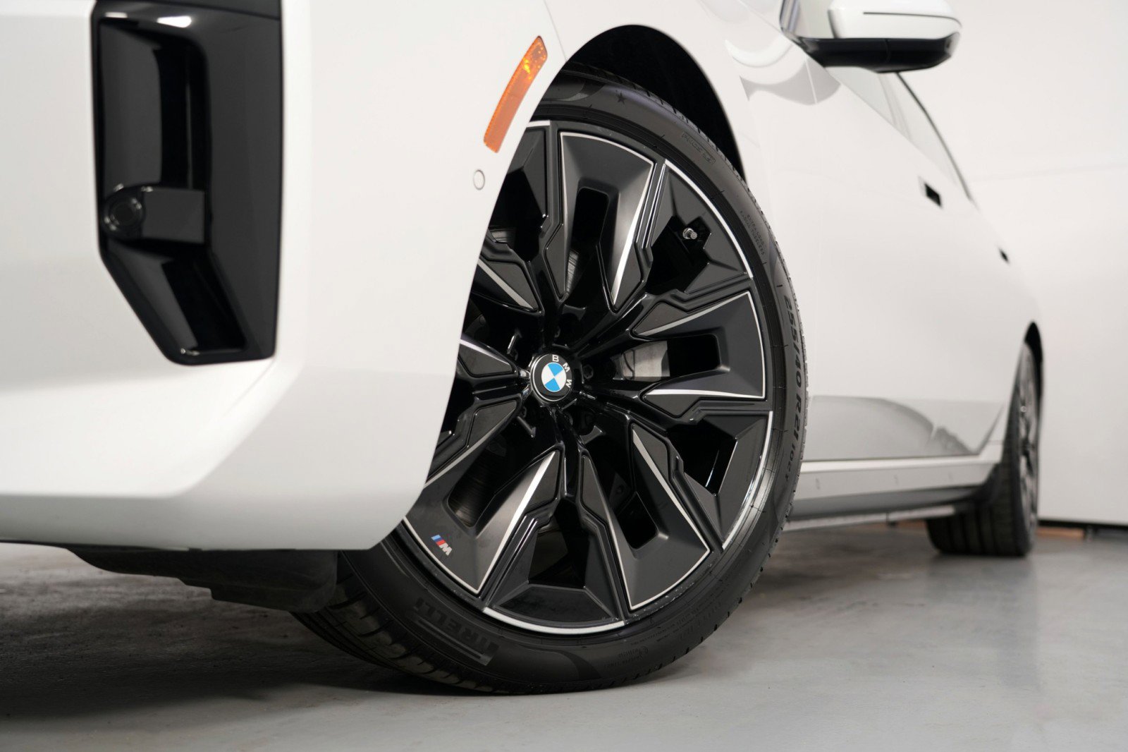 Used 2023 BMW i7 xDrive60 w/ Executive Package 2 image 73