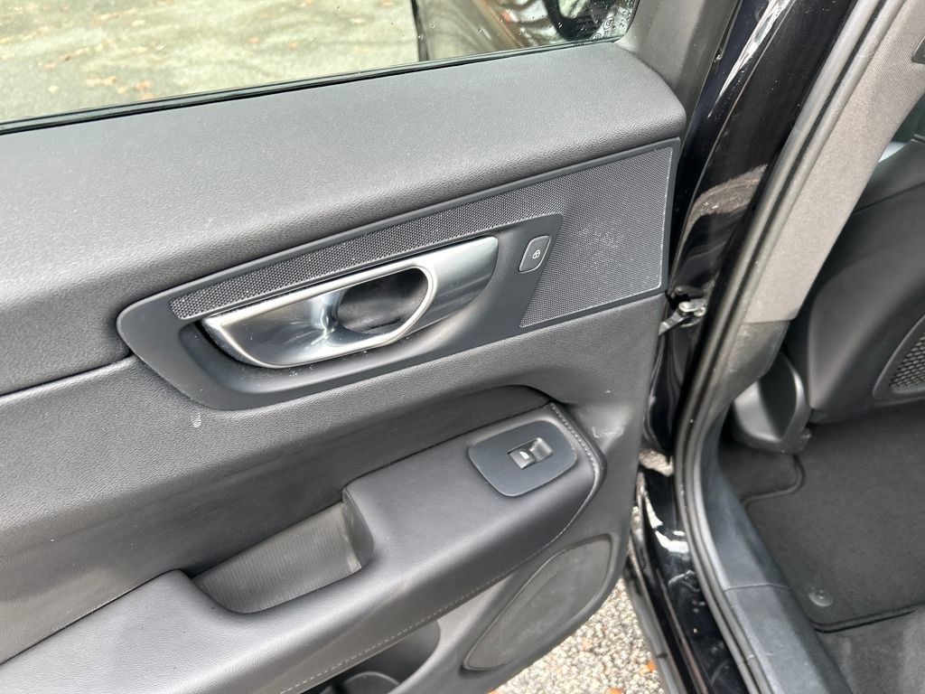 Used 2024 Volvo XC60 B5 Plus image 24