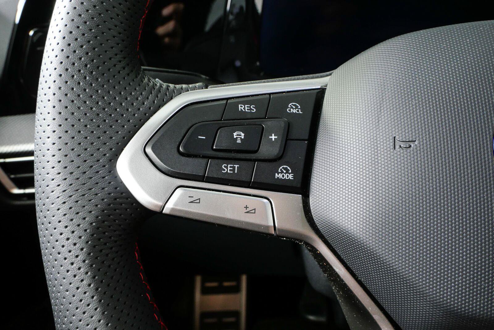 Used 2025 Volkswagen GTI SE FWD image 10