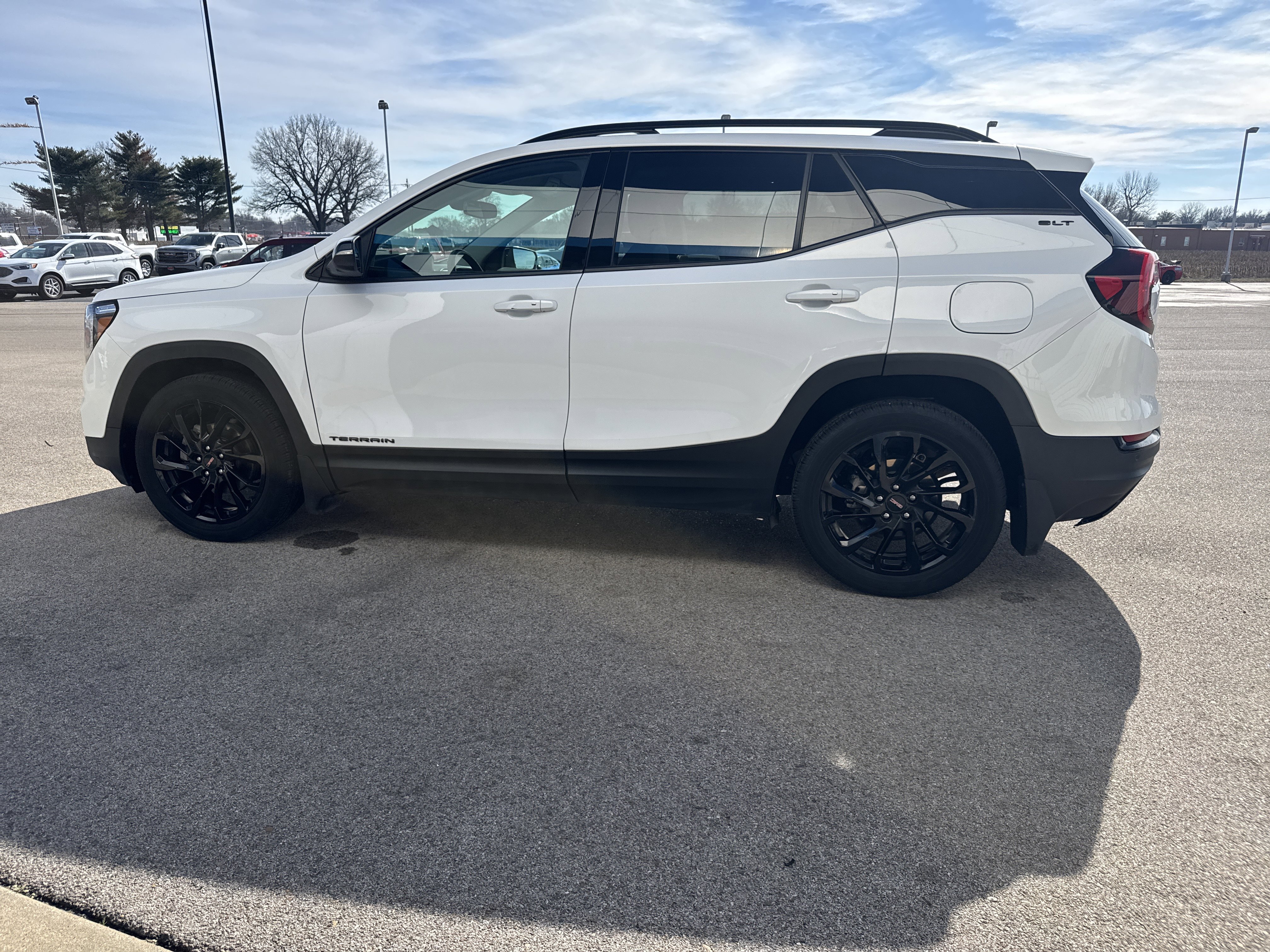 Used 2023 GMC Terrain SLT w/ Infotainment Package II image 2