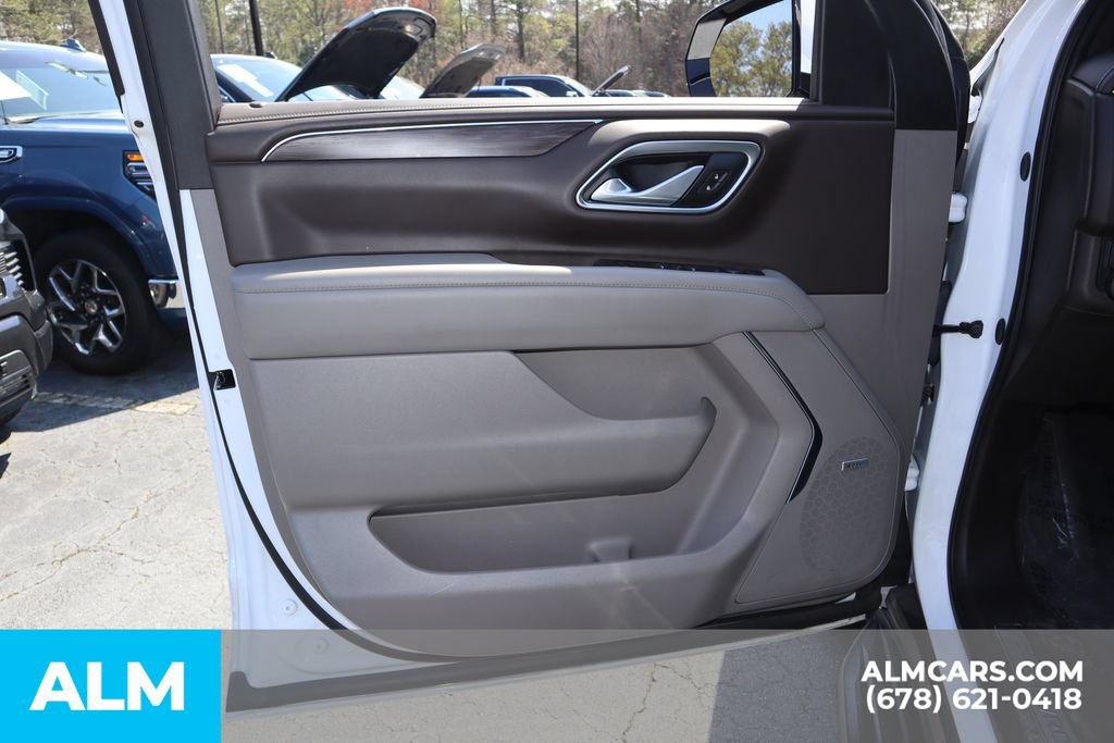 Used 2024 Chevrolet Suburban LT RWD image 11