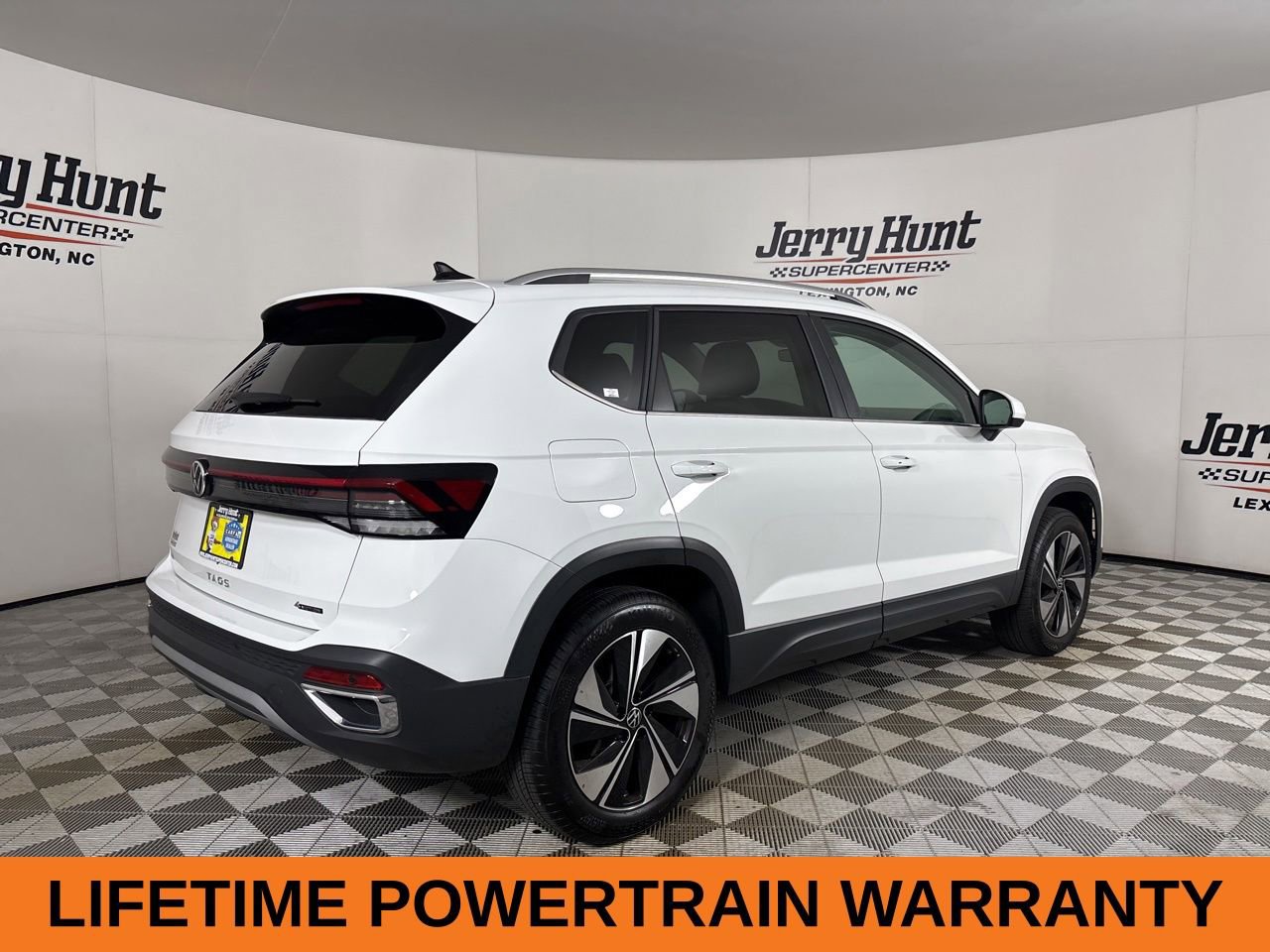 Used 2025 Volkswagen Taos SE w/ Panoramic Sunroof Package AWD/4WD image 5