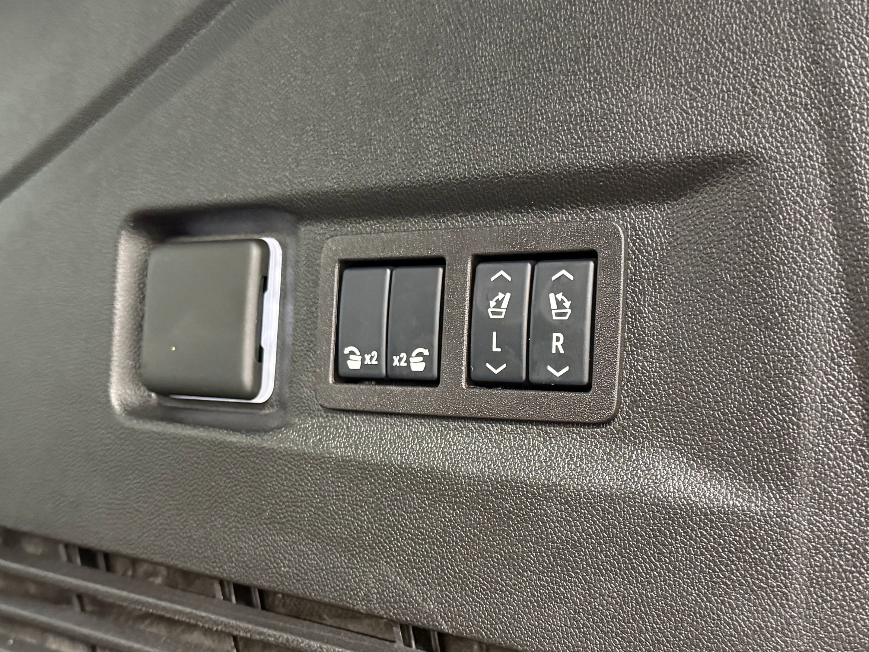 Used 2024 GMC Yukon Denali w/ Advanced Technology Package AWD/4WD image 46