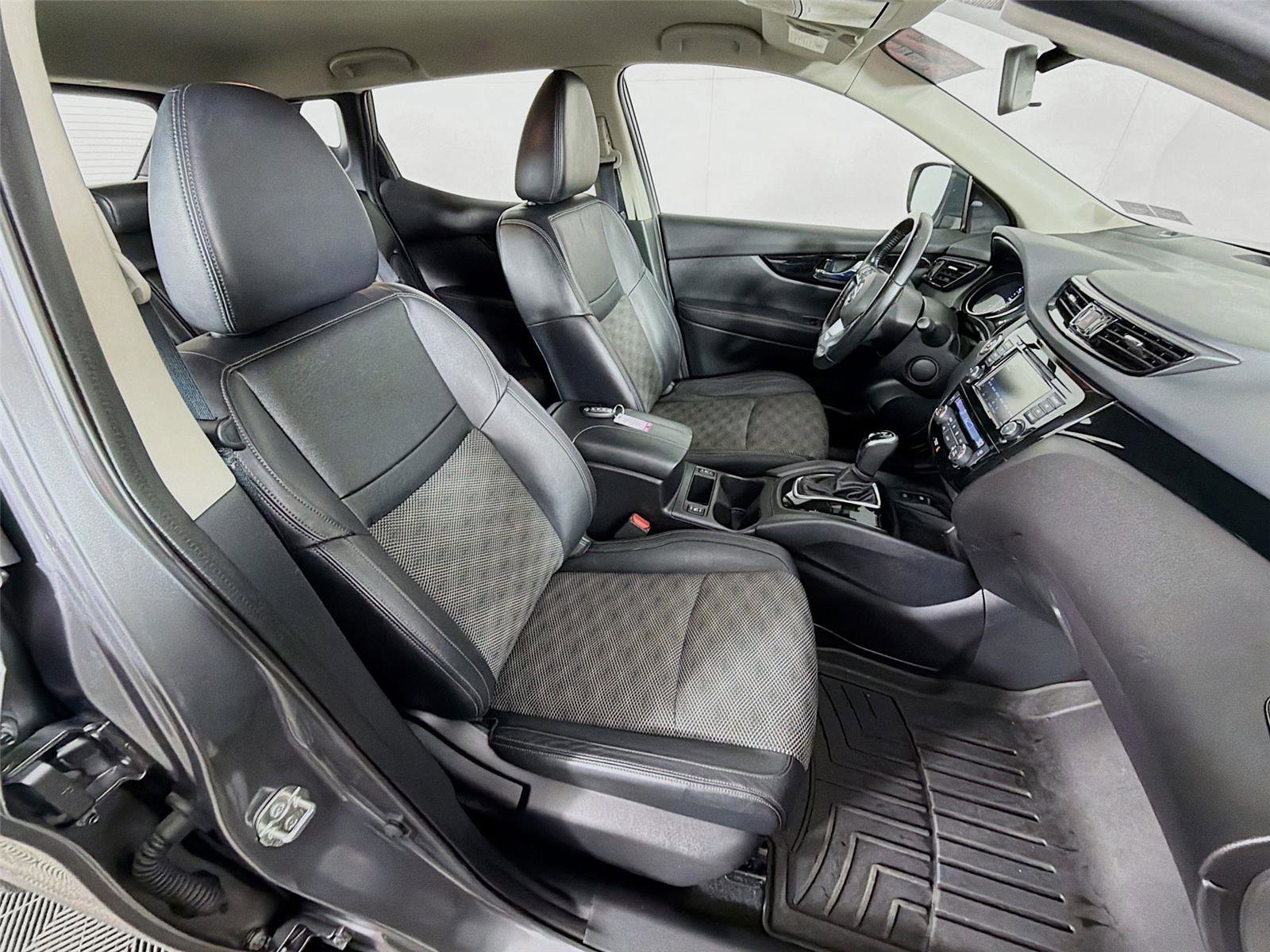 Used 2022 Nissan Rogue Sport SV w/ Technology Package image 26