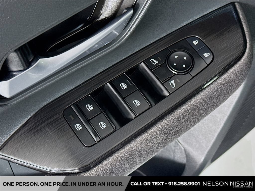 Used 2025 Nissan Kicks SV AWD/4WD image 17