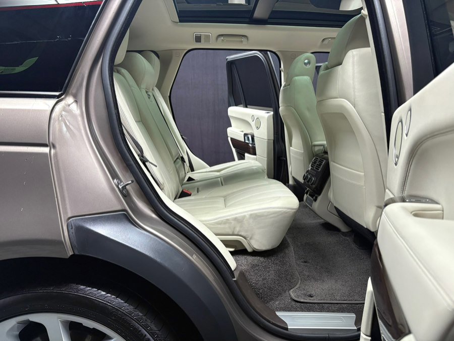 Used 2017 Land Rover Range Rover HSE image 31