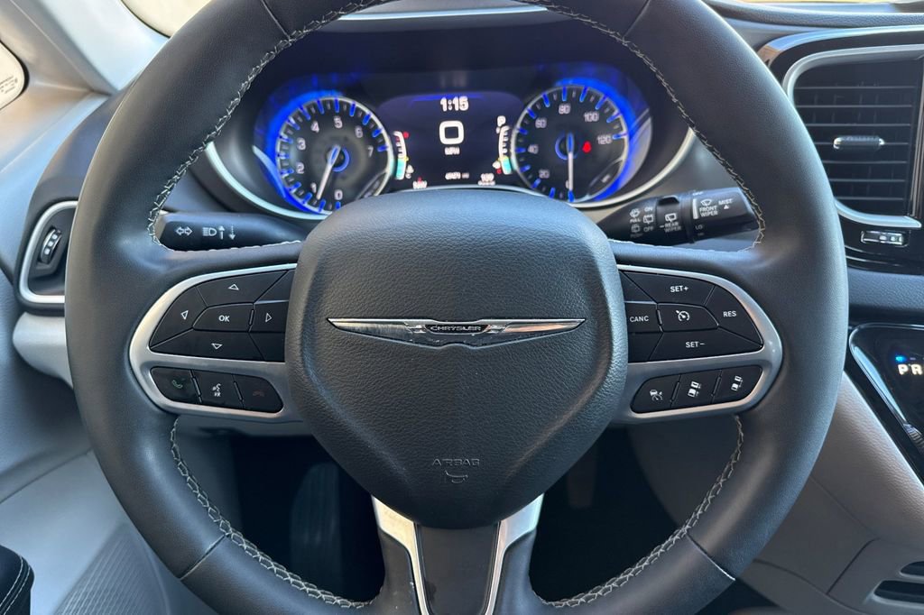 Used 2023 Chrysler Pacifica Touring-L image 34