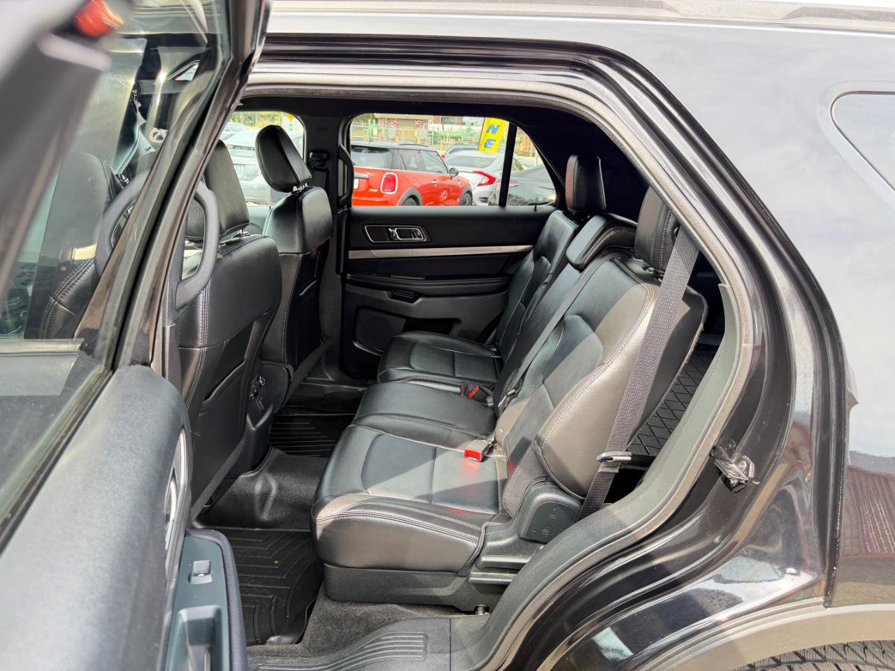 Used 2018 Ford Explorer XLT w/ Equipment Group 202A AWD/4WD image 29