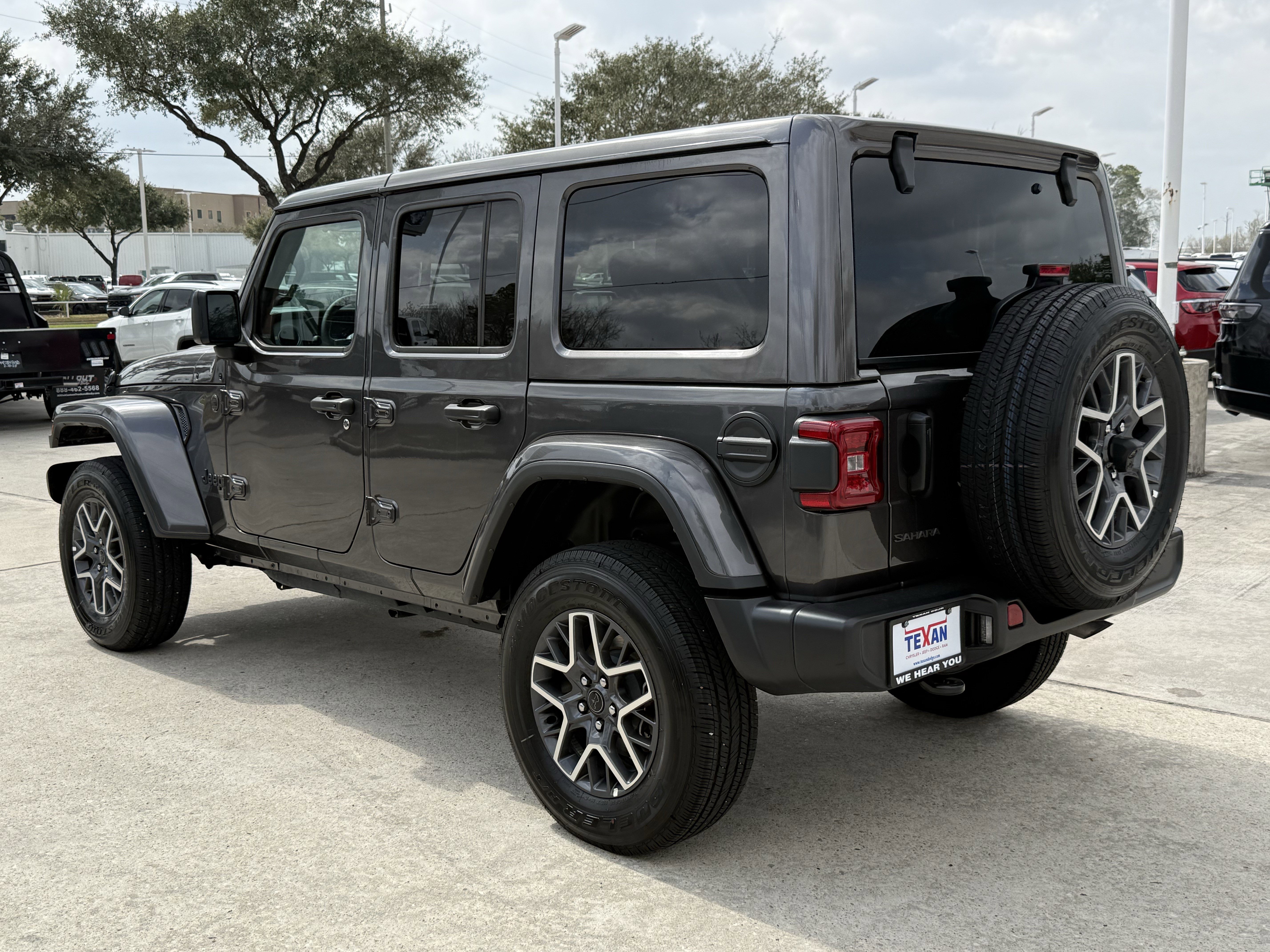 Used 2025 Jeep Wrangler Sahara image 7