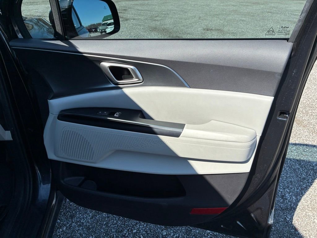 Used 2023 Kia Carnival LX image 16