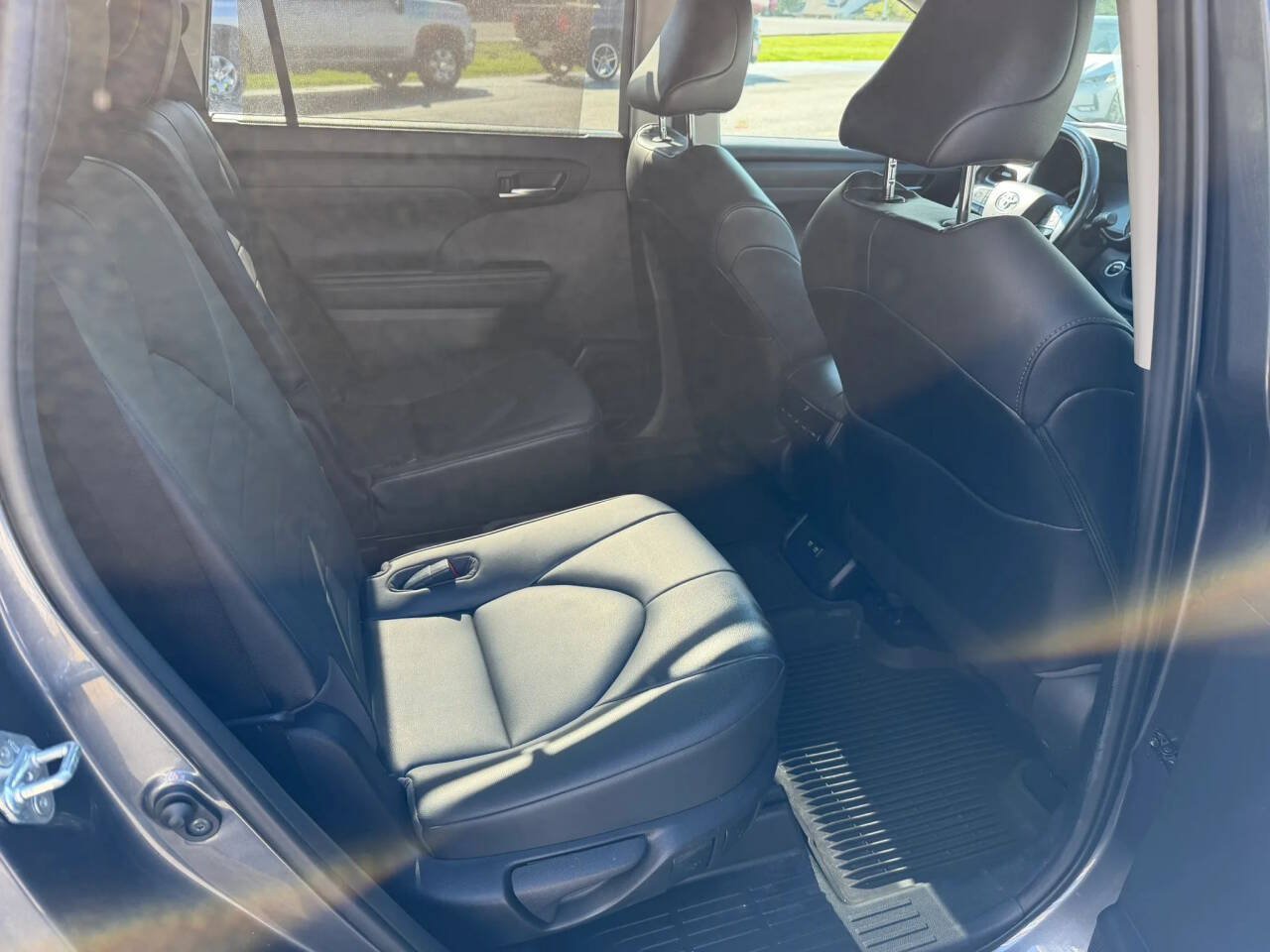 Used 2020 Toyota Highlander XLE AWD/4WD image 26