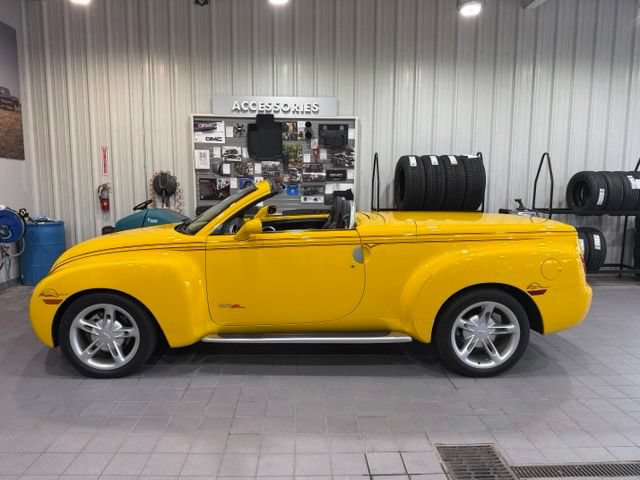 Used 2004 Chevrolet SSR w/ Preferred Equipment Group RWD image 2