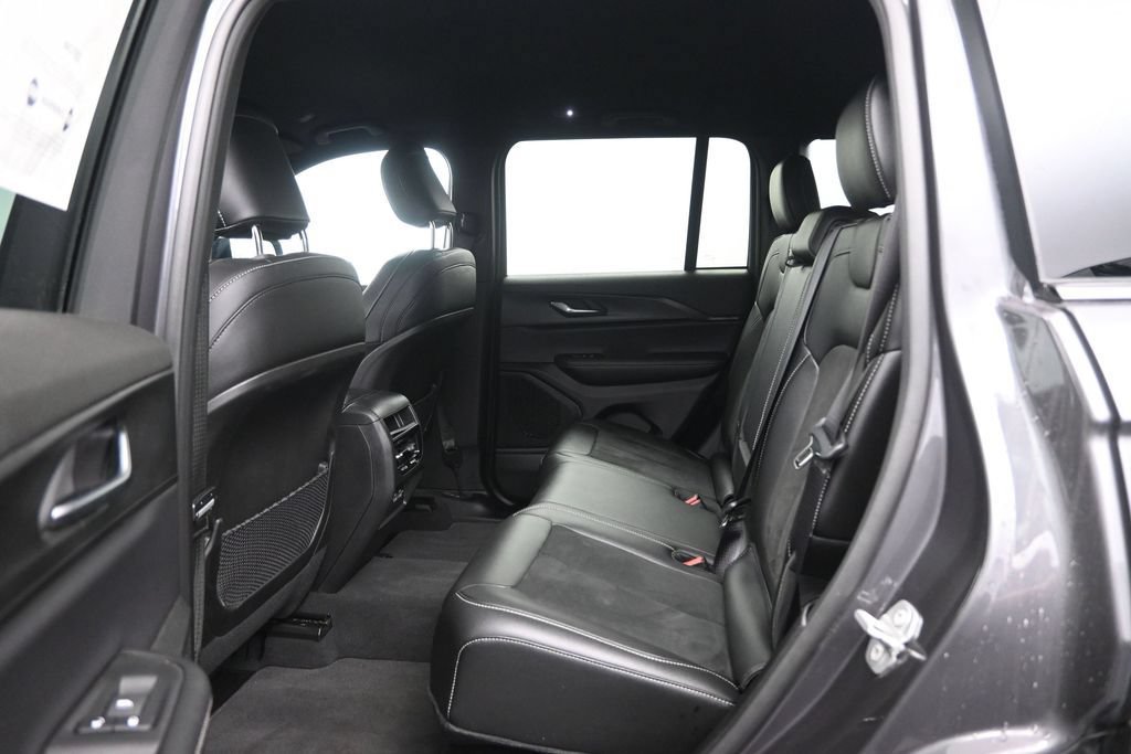 Used 2025 Jeep Grand Cherokee Altitude AWD/4WD image 25