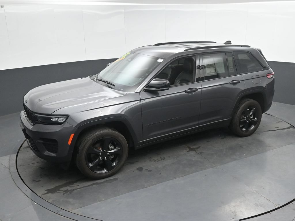 Used 2025 Jeep Grand Cherokee Altitude AWD/4WD image 36