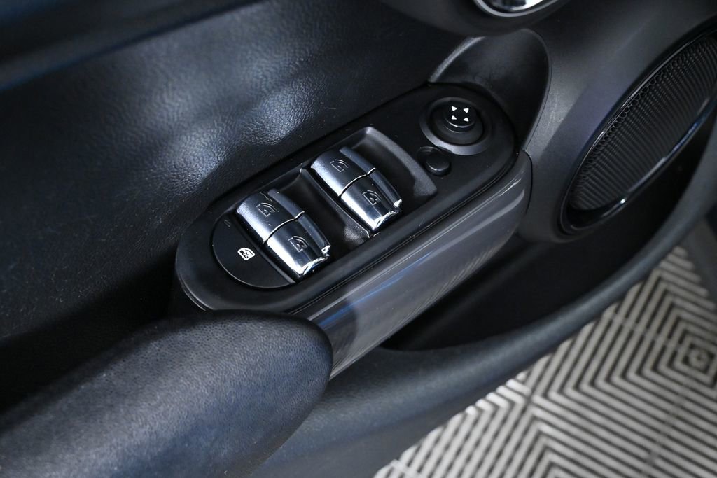 Used 2019 MINI Cooper 4-Door Hardtop w/ Signature Upholstery Package image 21