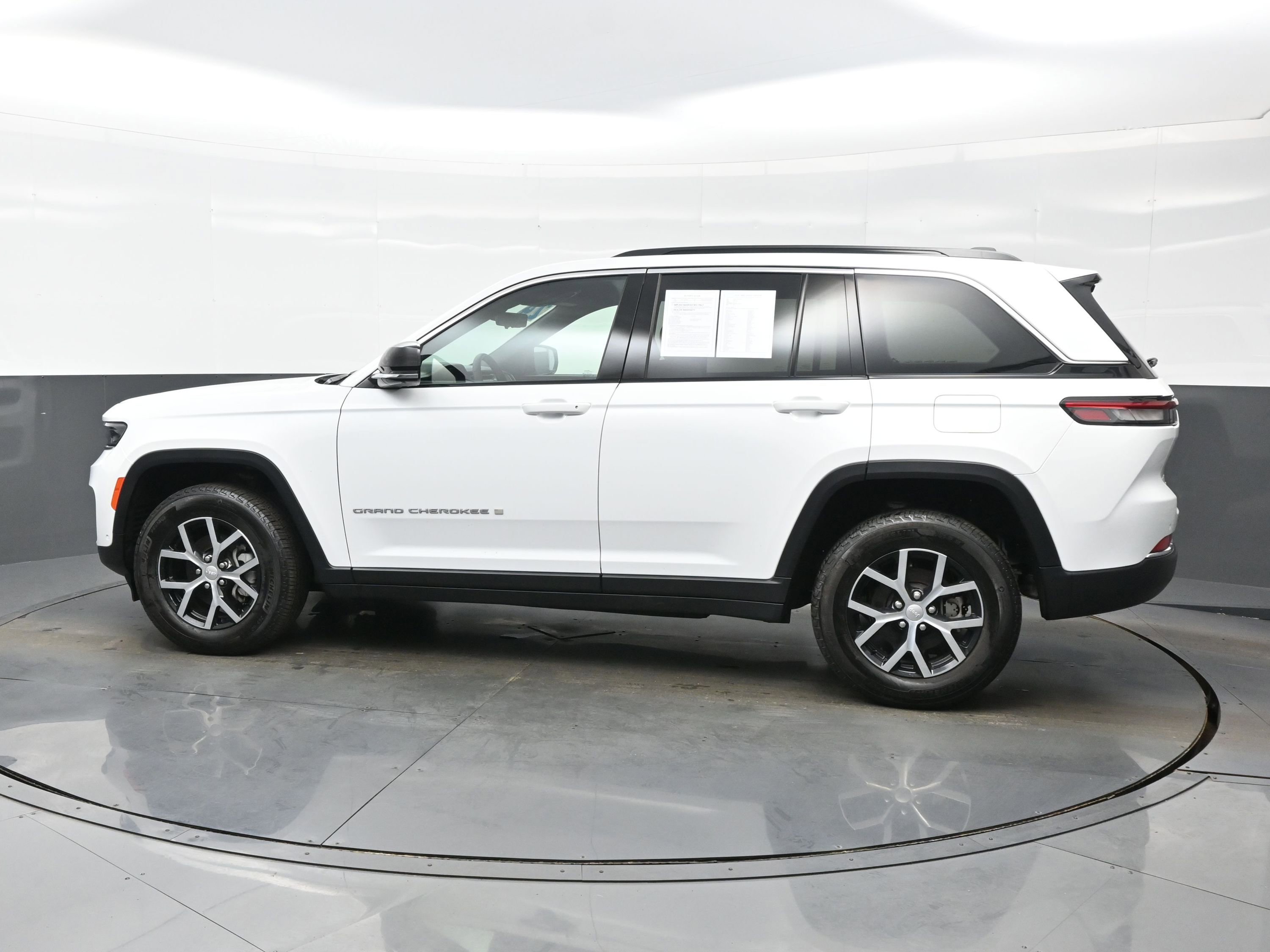 Used 2024 Jeep Grand Cherokee Limited w/ Luxury Tech Group II image 3