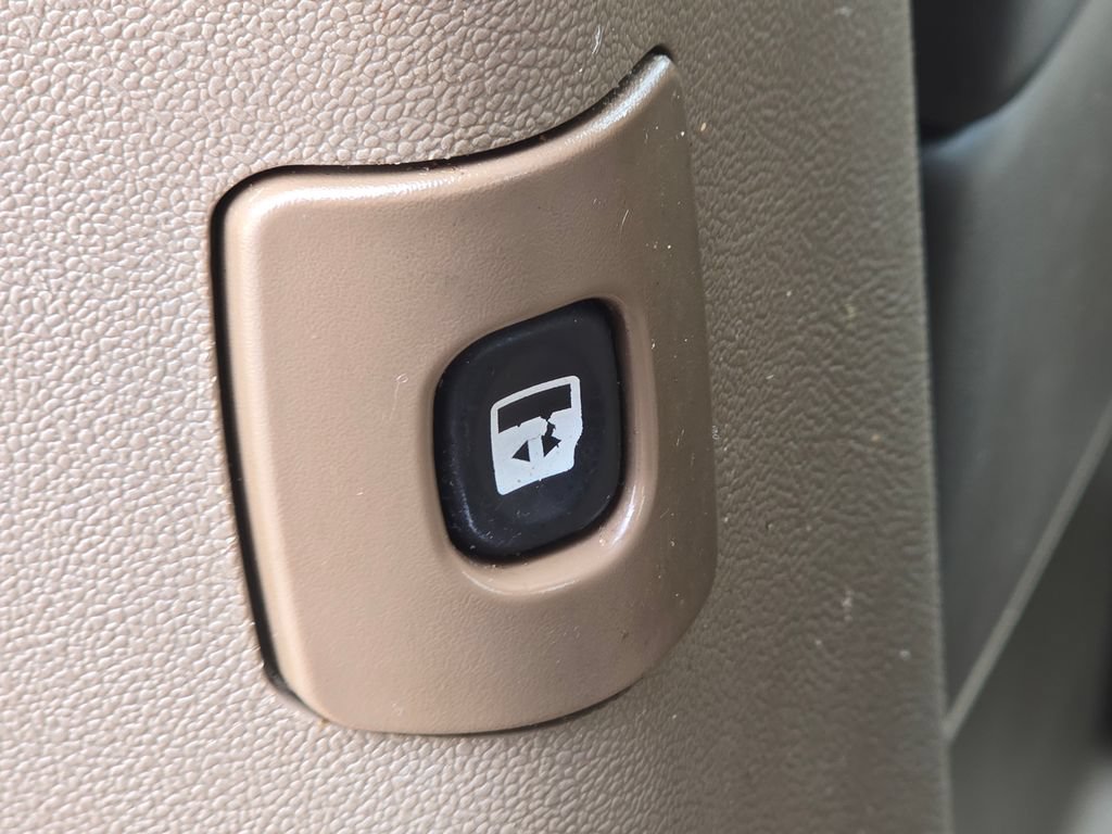 Used 2016 Chrysler Town & Country Touring FWD image 20
