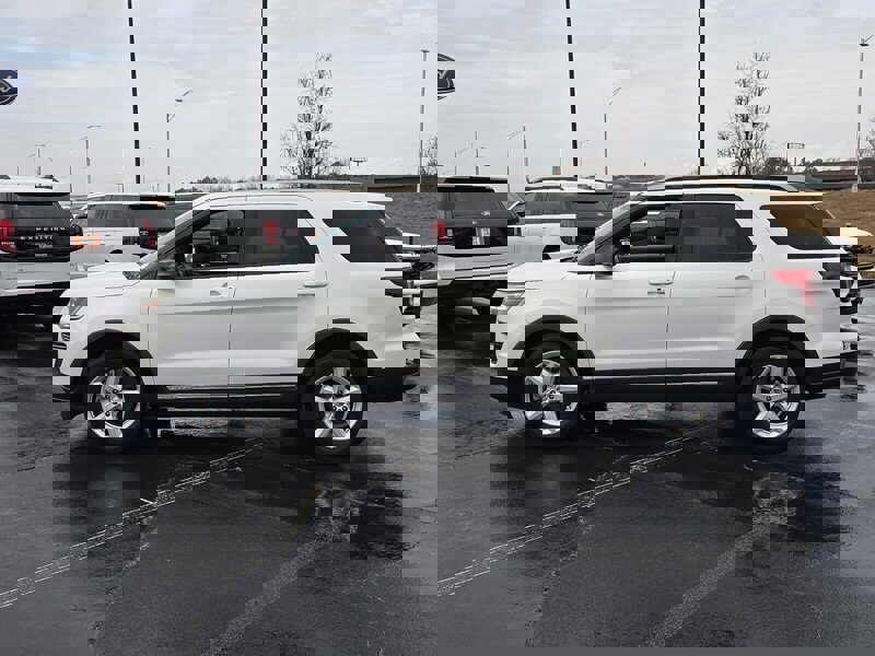 Used 2018 Ford Explorer XLT image 4