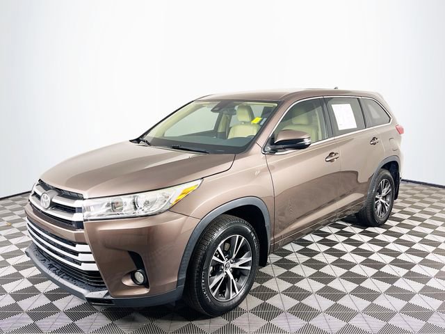 Used 2017 Toyota Highlander Plus AWD/4WD image 4