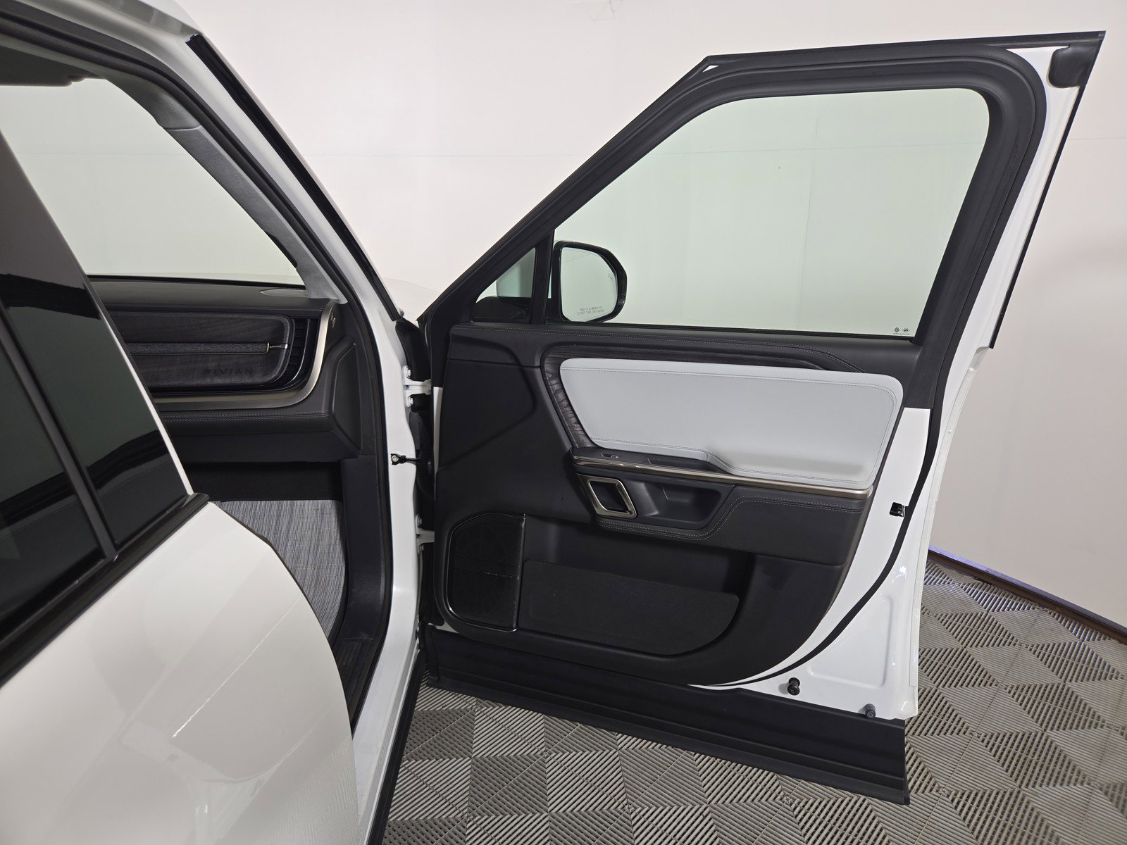 Used 2023 Rivian R1T Adventure image 18