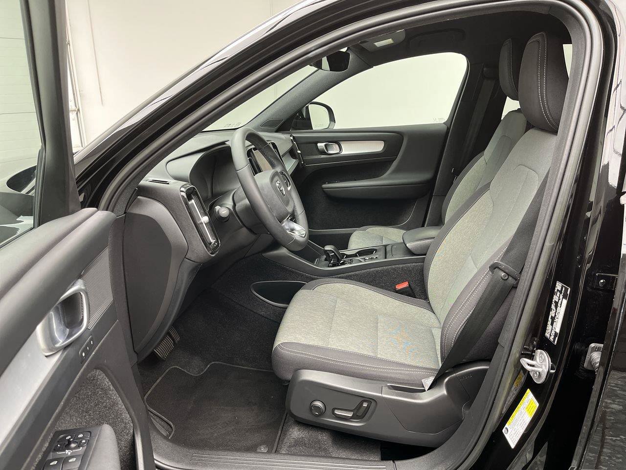 Used 2023 Volvo XC40 B5 Core AWD/4WD video 3