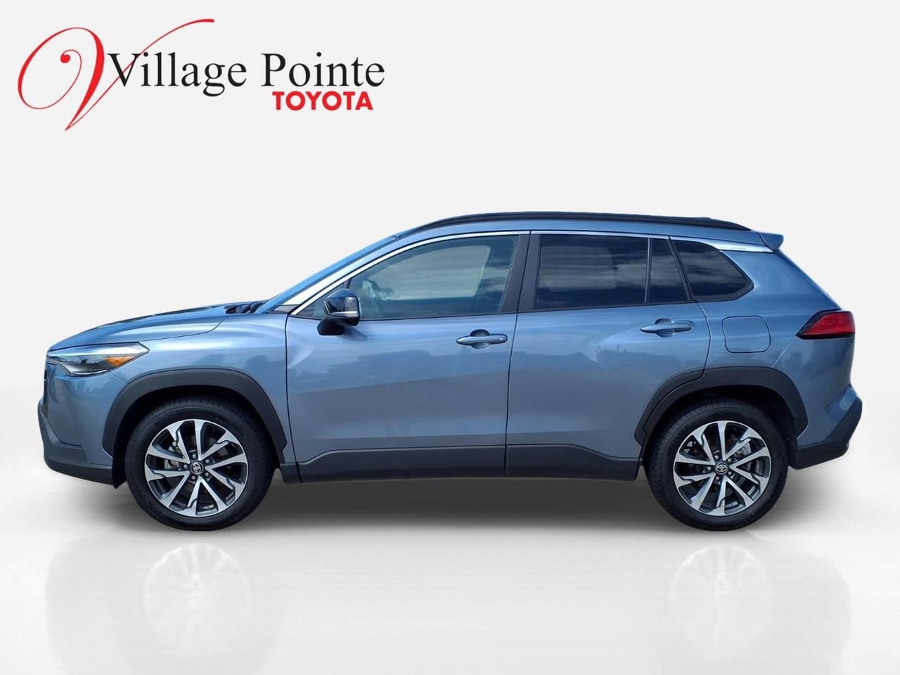 Used 2025 Toyota Corolla Cross XLE FWD image 2