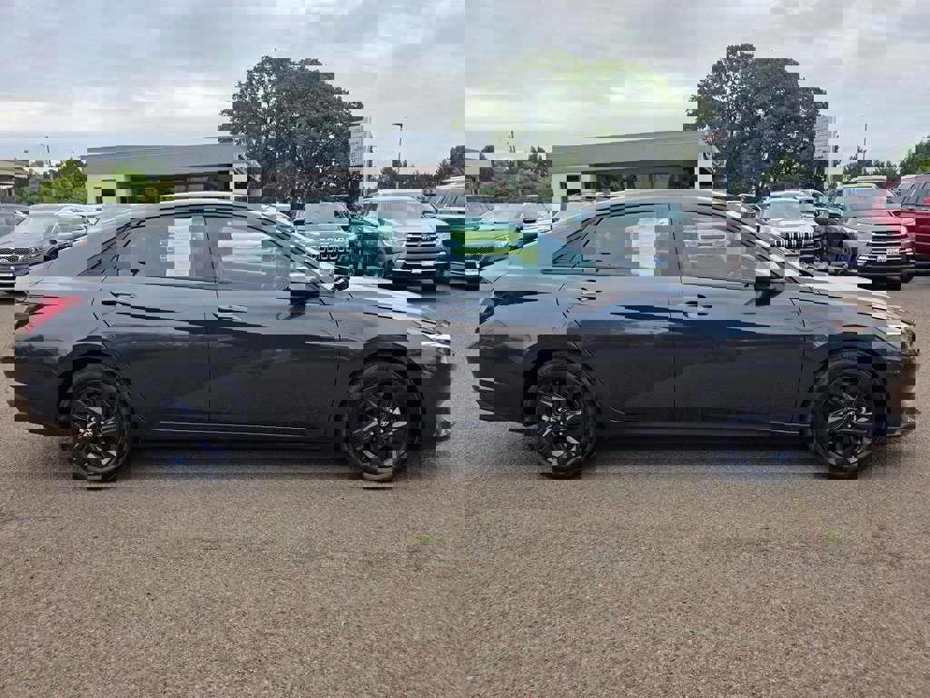 Used 2023 Hyundai Elantra SEL w/ Cargo Package image 5