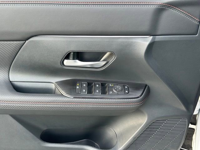 Used 2025 Nissan Kicks SR AWD/4WD image 21