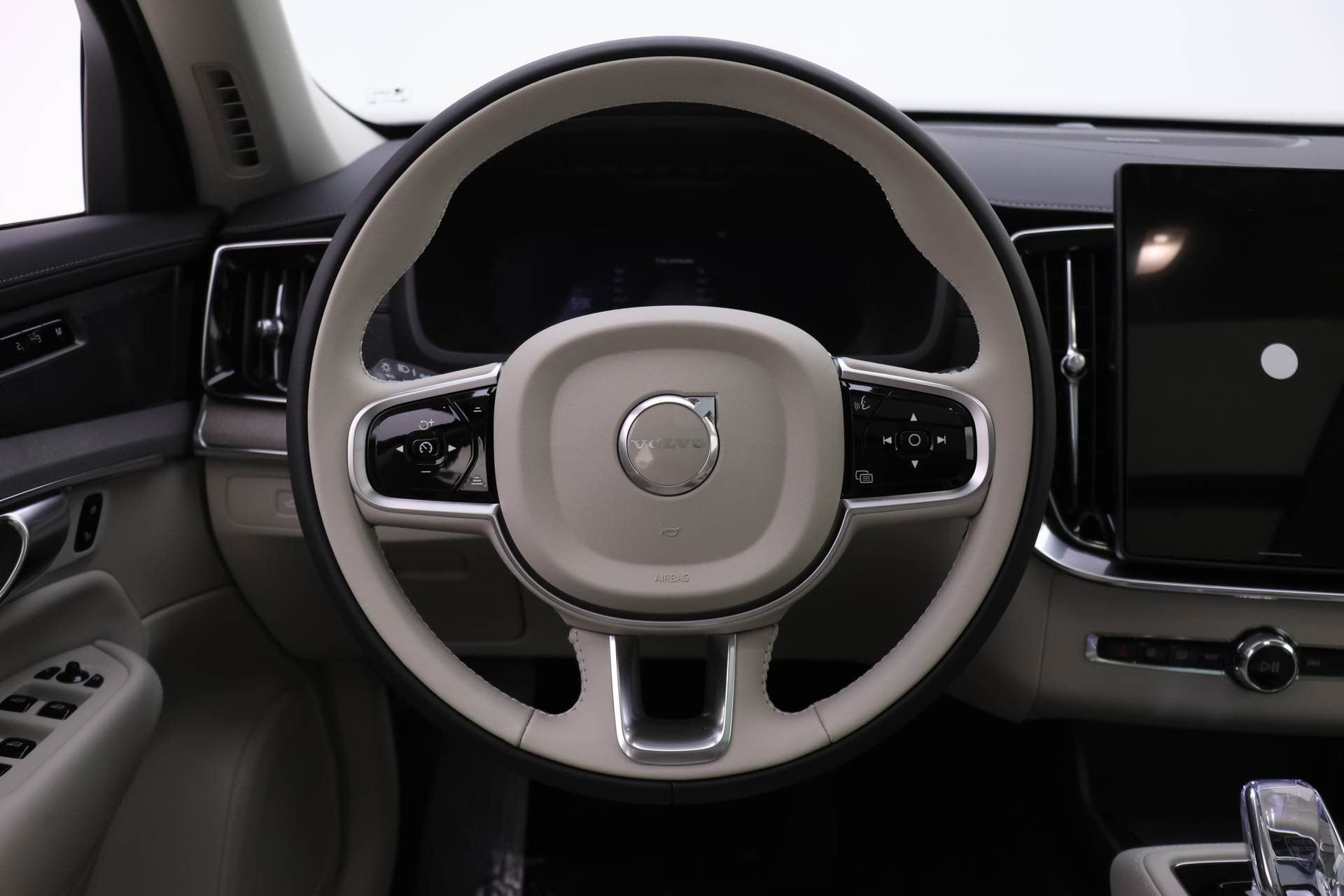 New 2026 Volvo XC90 B6 Ultra w/ Protection Package image 14