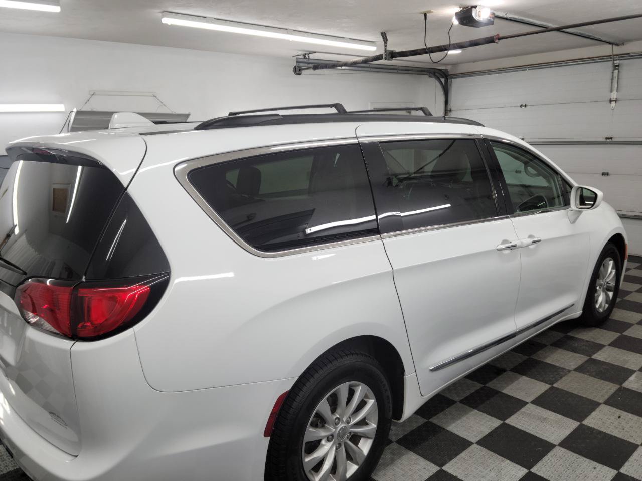 Used 2017 Chrysler Pacifica Touring-L FWD image 6