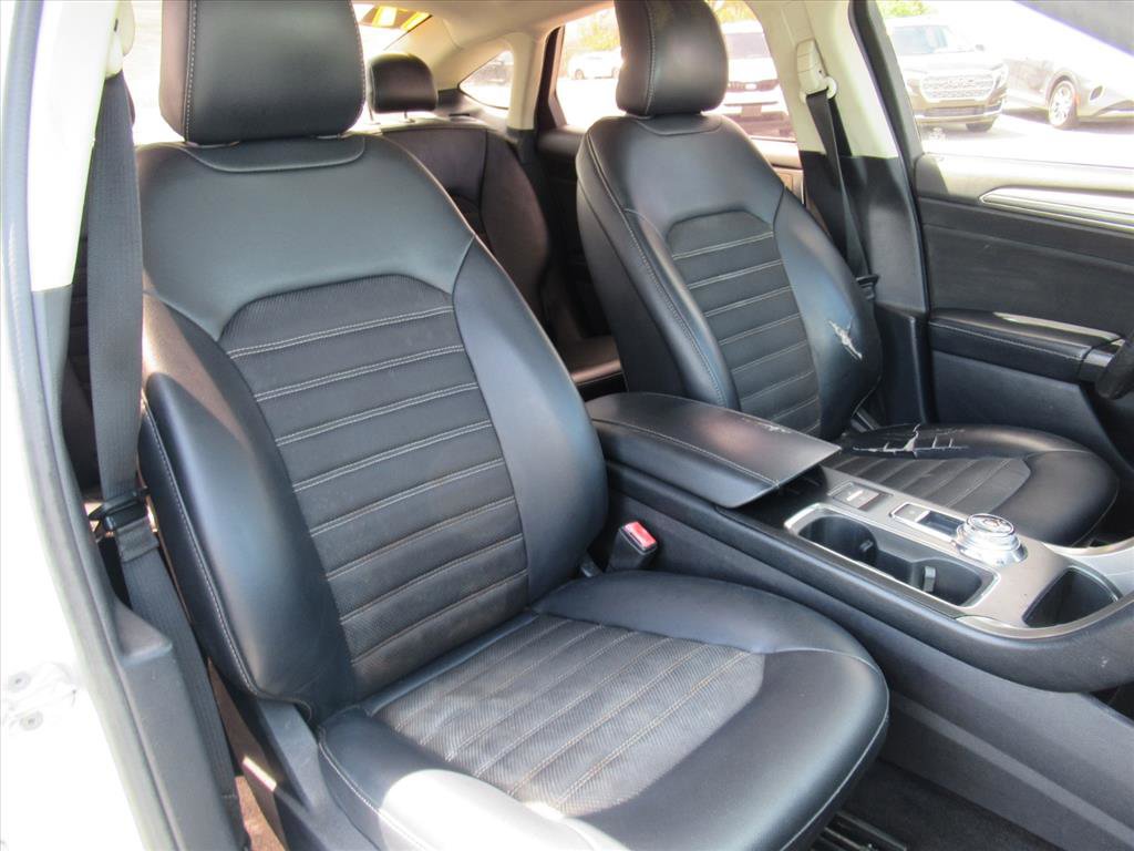Used 2017 Ford Fusion SE w/ Equipment Group 601A image 9