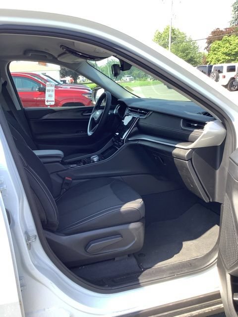 Certified 2023 Jeep Grand Cherokee Laredo AWD/4WD image 14