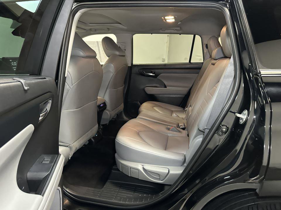 Certified 2022 Toyota Highlander XLE image 32
